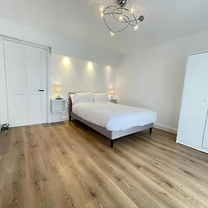 Deluxe Spacious In Beckton London