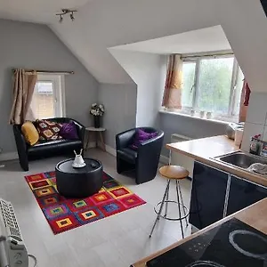 Cosy 2 Bedroom Flat - Sleeps 6 People - Close To Lewisham Dlr/train Station London